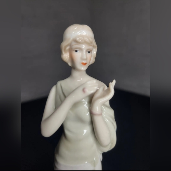 Porcelain Flapper Girl Figurine - Picture 7 of 10